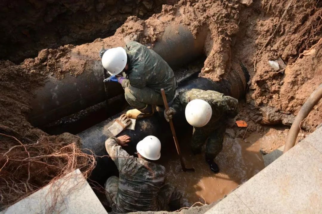 管道破裂,接到报警电话后,市自来水公司立即安排管道维修工实地检测