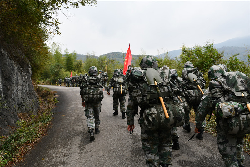 民兵20公里野营拉练真的也有正规野战兵的味道了