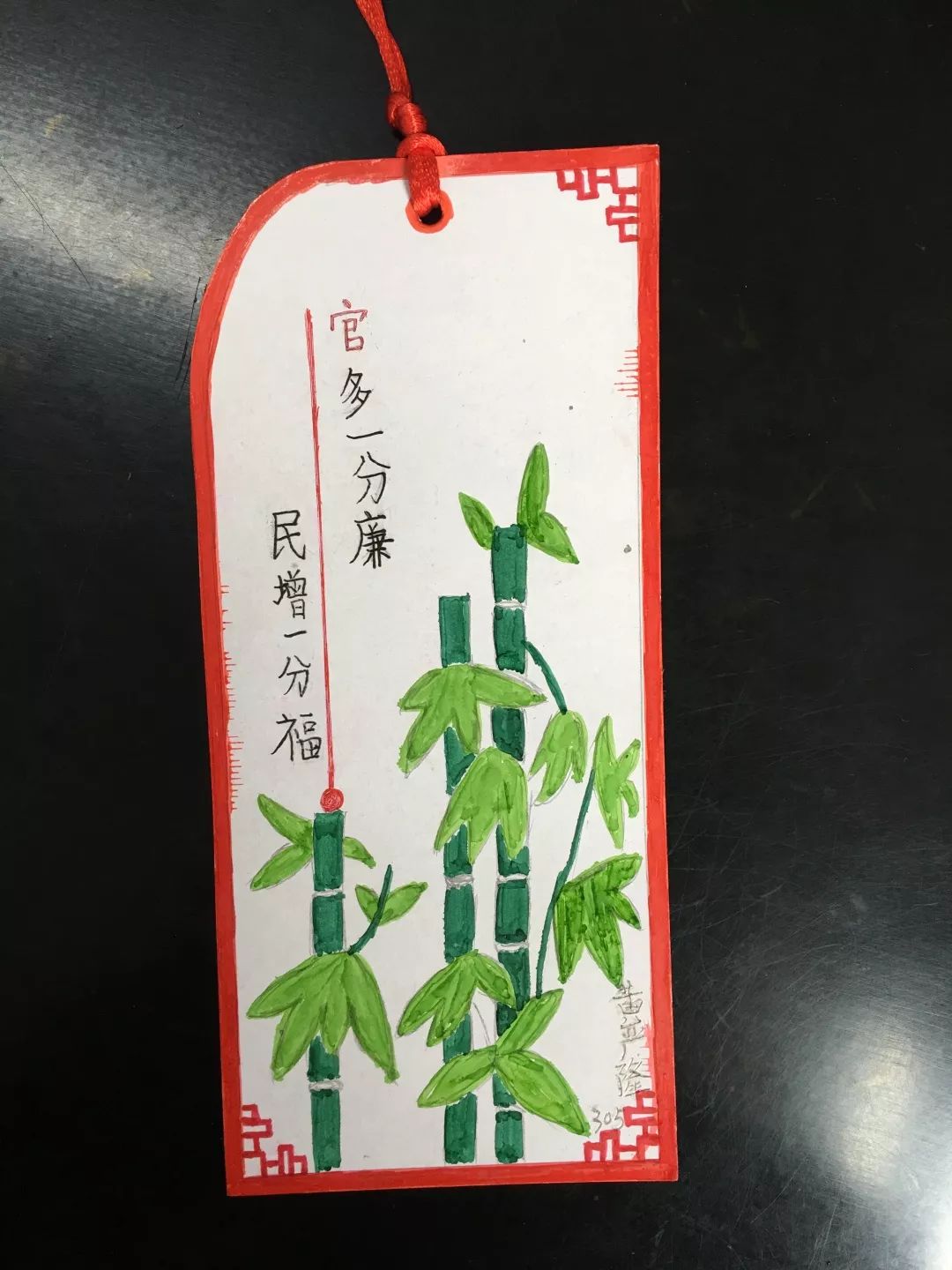 小小的书签上画着荷花,菊花,青石等象征廉洁的事物,画上自己喜欢的