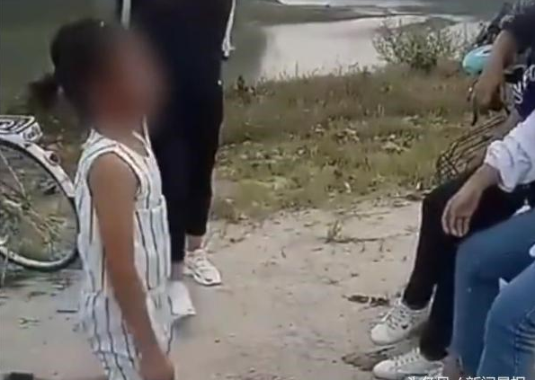 据梨视频报道 9月14 日,河南息县一所中学校外,一名初一女生被逼下跪