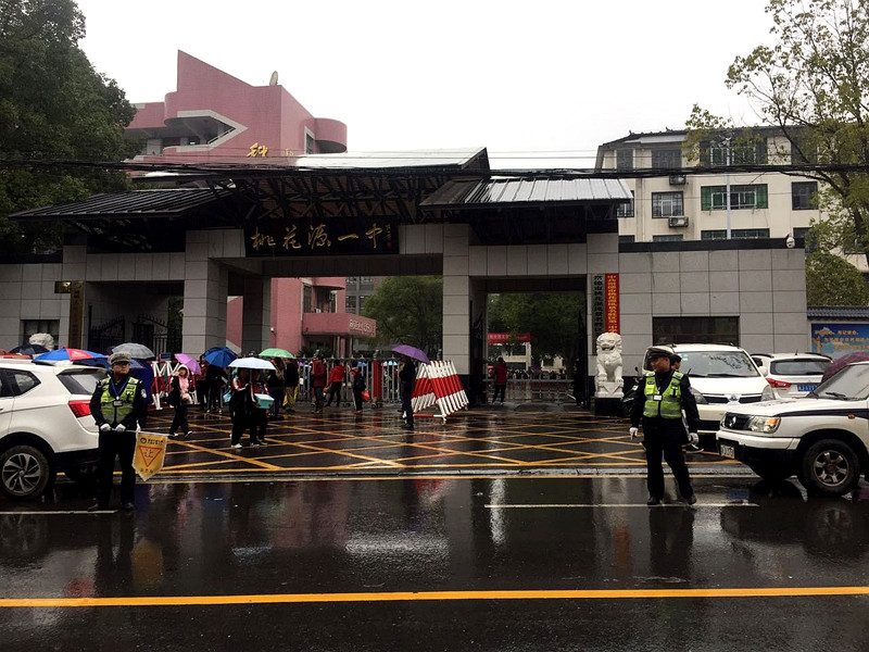 雨雪飘飘,当大家还在温暖的被窝缠绵时,桃花源一中的"护学岗"民警