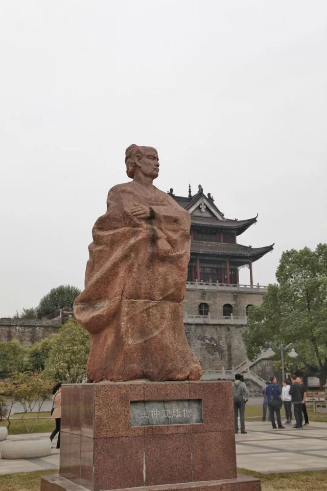 雕像仲宣楼始建于东汉,与黄鹤楼,晴川阁,岳阳楼并称为"楚天四大名楼"