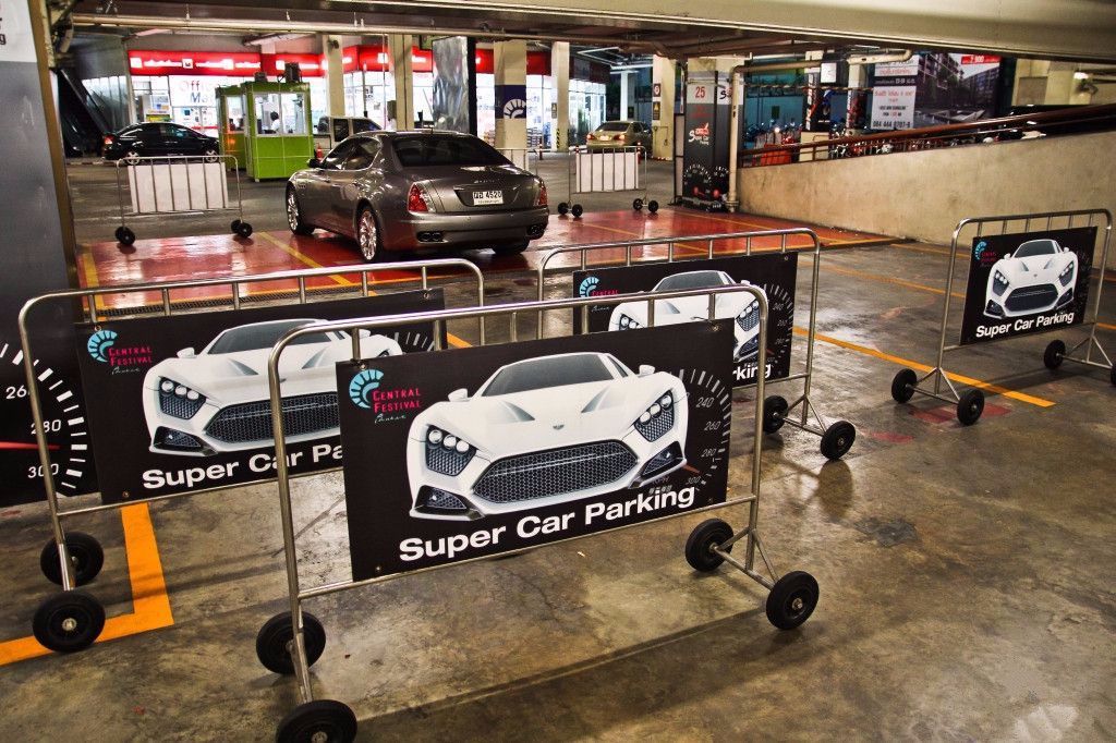 牌子上写的是"super car parking",意思是超跑专用车 ..