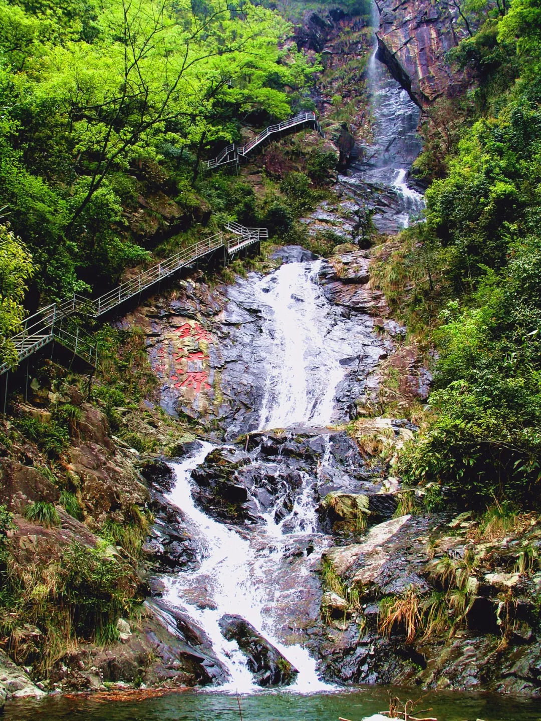 地址:开化何田乡淇源头村 去钱塘江的源头洗肺 站在山顶一脚能踏三省