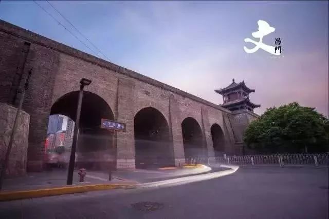 文昌门,原为抗战时期开辟的防空洞,后为便于交通,将其贯通.