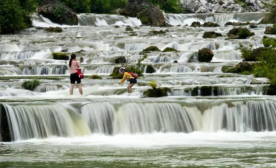 瀑布位于洛江峡谷尾段的响水瀑布是世界罕见的大型低水头面状瀑布.
