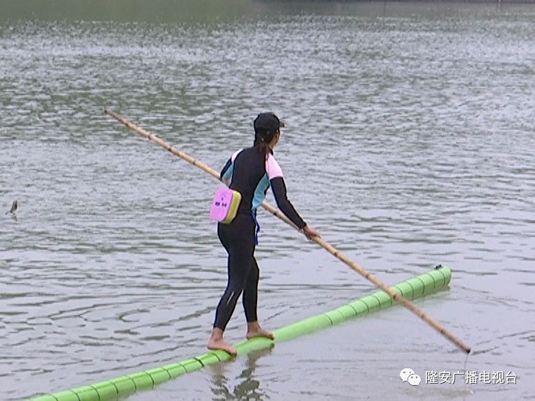 右江惊现"独竹漂"绝技 其中还有女高手身影