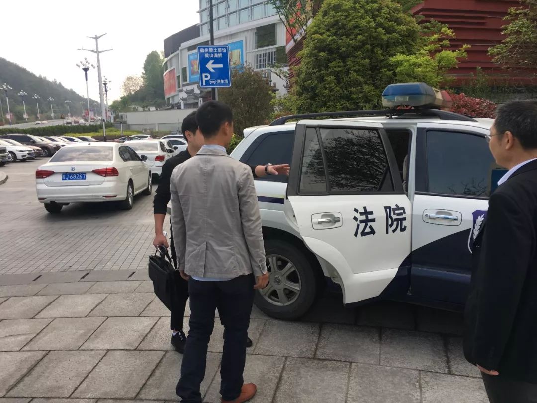 执行干警将"老赖"带上警车