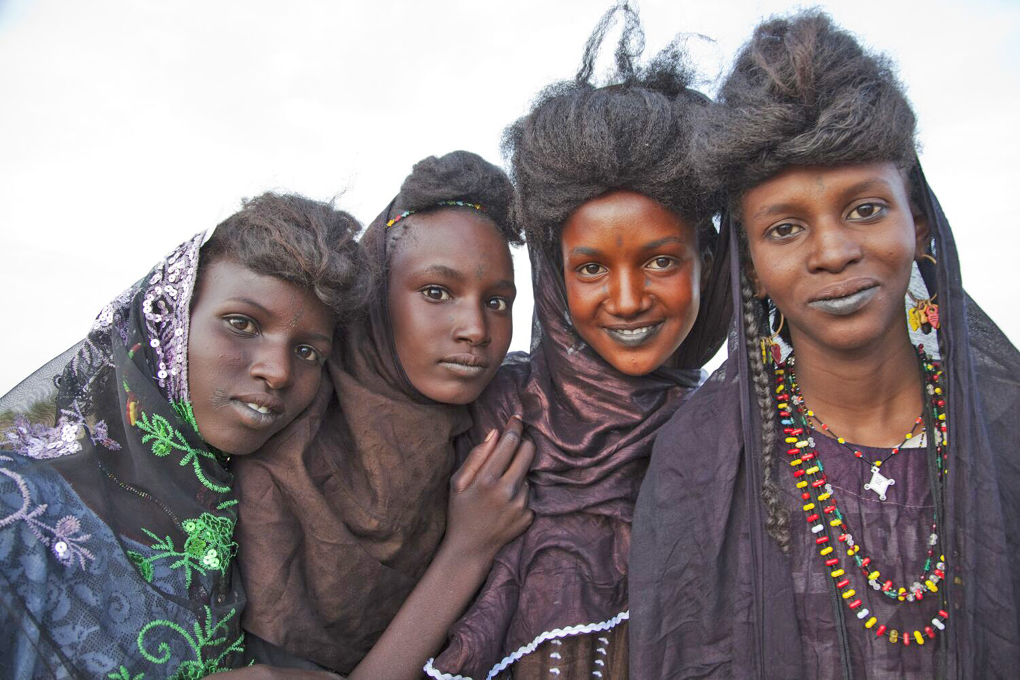 村里脖子上挂着饰物的辛巴族妇女高清摄影大图-千库网
