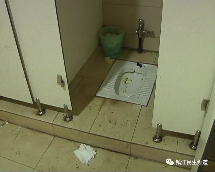镇江这么高大上的地方,厕所这么恶心?丨参与新闻评论