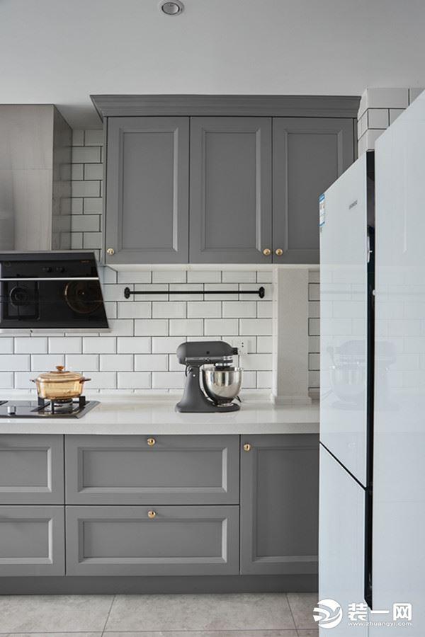 厨房橱柜选了今年很流行的灰色橱柜,你别说,看着还真的挺有样的.