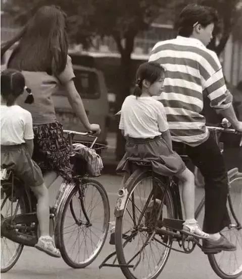 不管是上下学,还是大人带着出去玩 自行车后座(后衣架子)就是鹿泉小孩