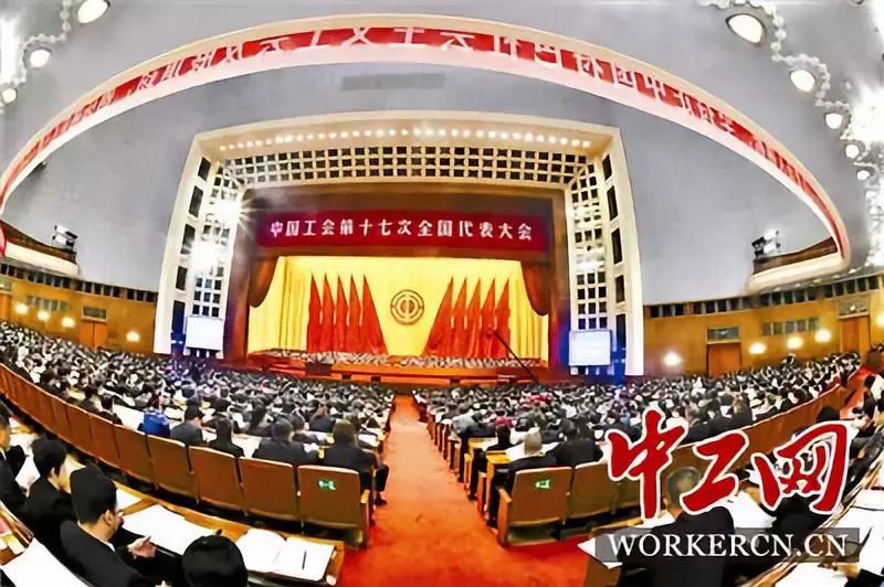 中国工会第十七次全国代表大会在北京召开,图为西藏团代表步入会场.