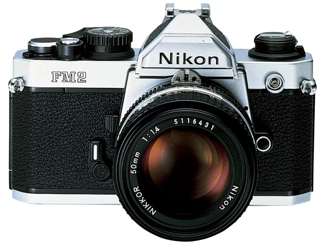 在1977年,尼康对卡口进行了改动——第一台带有ai卡口的nikon fm发布.