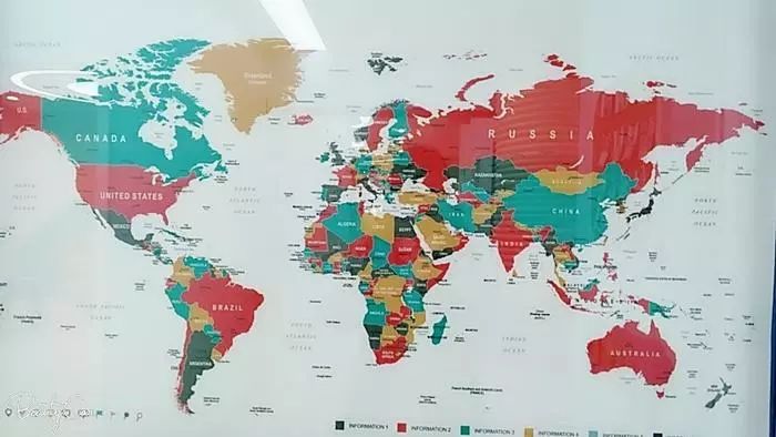 进入教学区首先迎接我们的就是一张世界地图,全英文备注国家名称.图片