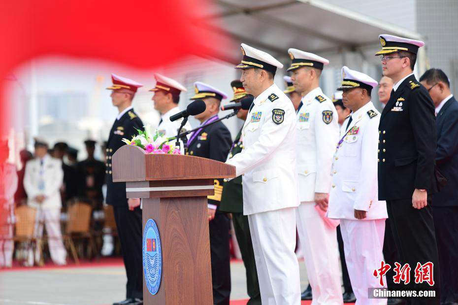 图为中国人民解放军南部战区司令员袁誉柏中将在中国—东盟"海上联演