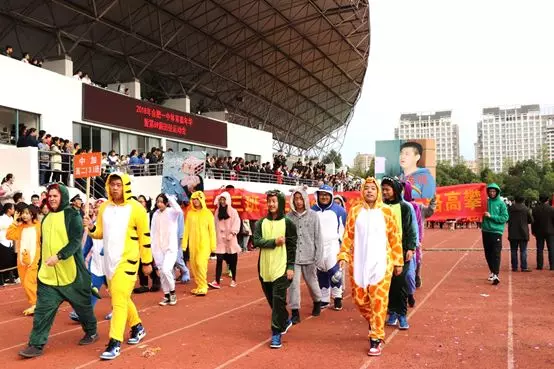 米决赛第一200米决赛第一12-1班严天一:女子400米第五名12-1班徐孟琛