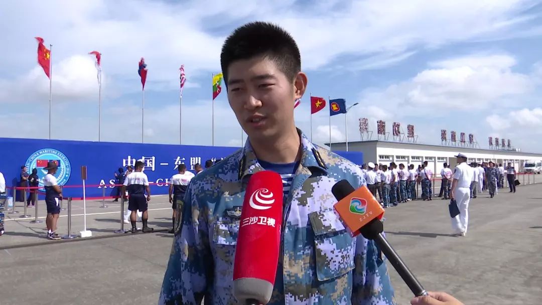 中国参赛队员接受三沙卫视记者采访三沙卫视《南海直播室》《南海直播