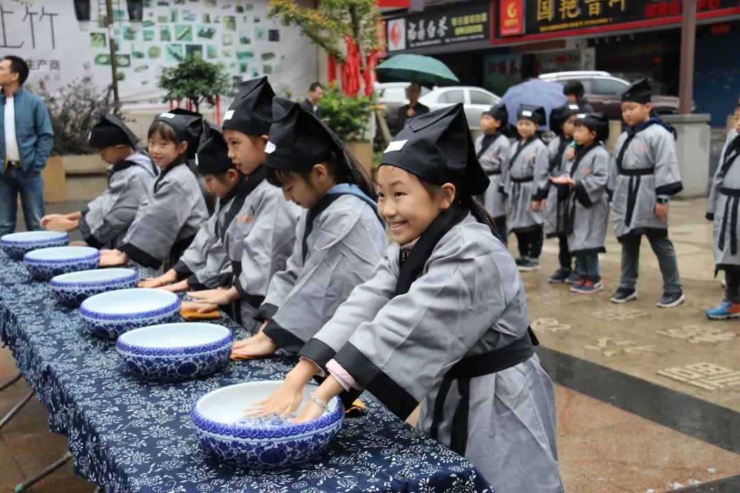 同学们穿上汉服,变身儒家小生,学习古典礼仪.