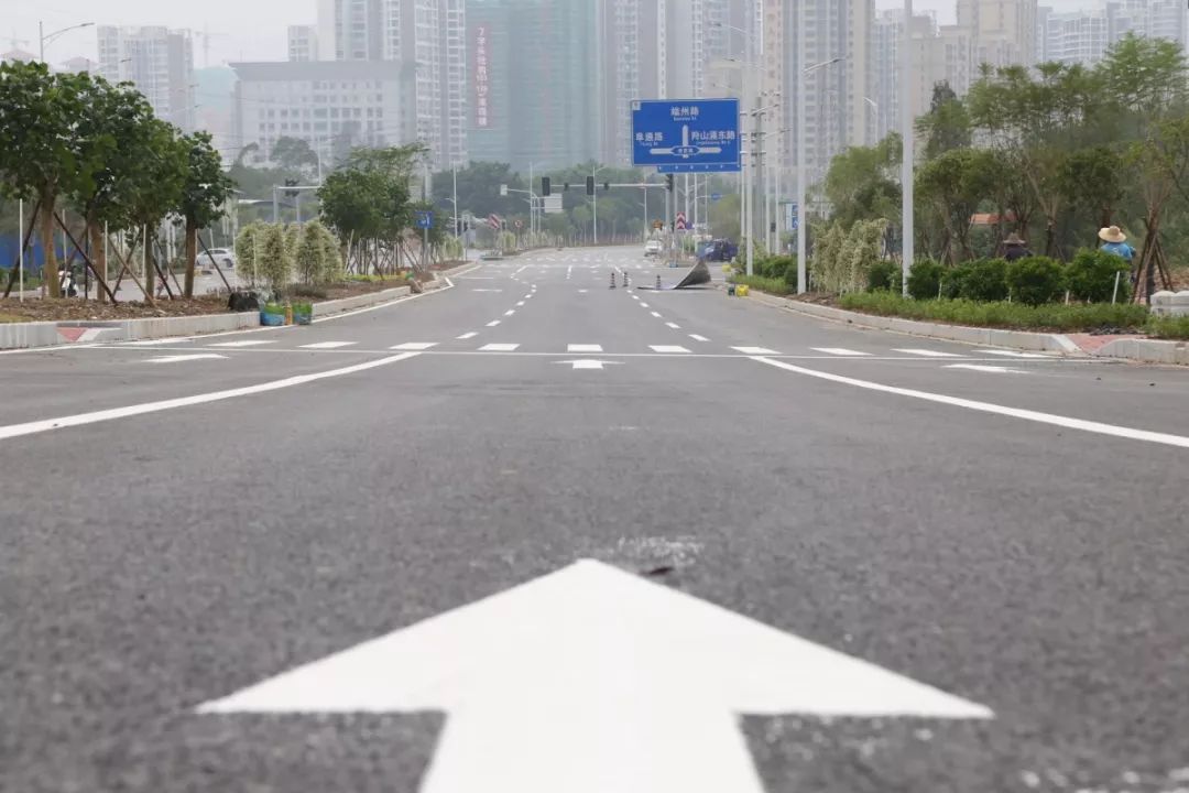 蓝塘路是肇庆城东新区最主要的城市主干道之一,蓝塘四路至蓝塘二路段