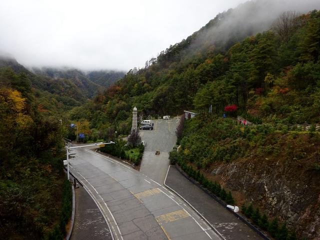 下了柴关岭就是高桥铺村,从这里有一条山间公路直通留坝县江西营,高