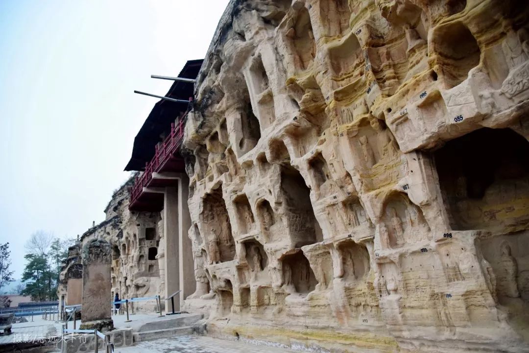 整个北石窟寺背靠董志塬西侧的覆钟山,蒲河的西岸是镇原县的居士沟,沟