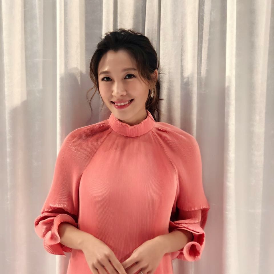 前港姐李美慧为富商诞下百亿千金 女儿头发浓密鼻子高