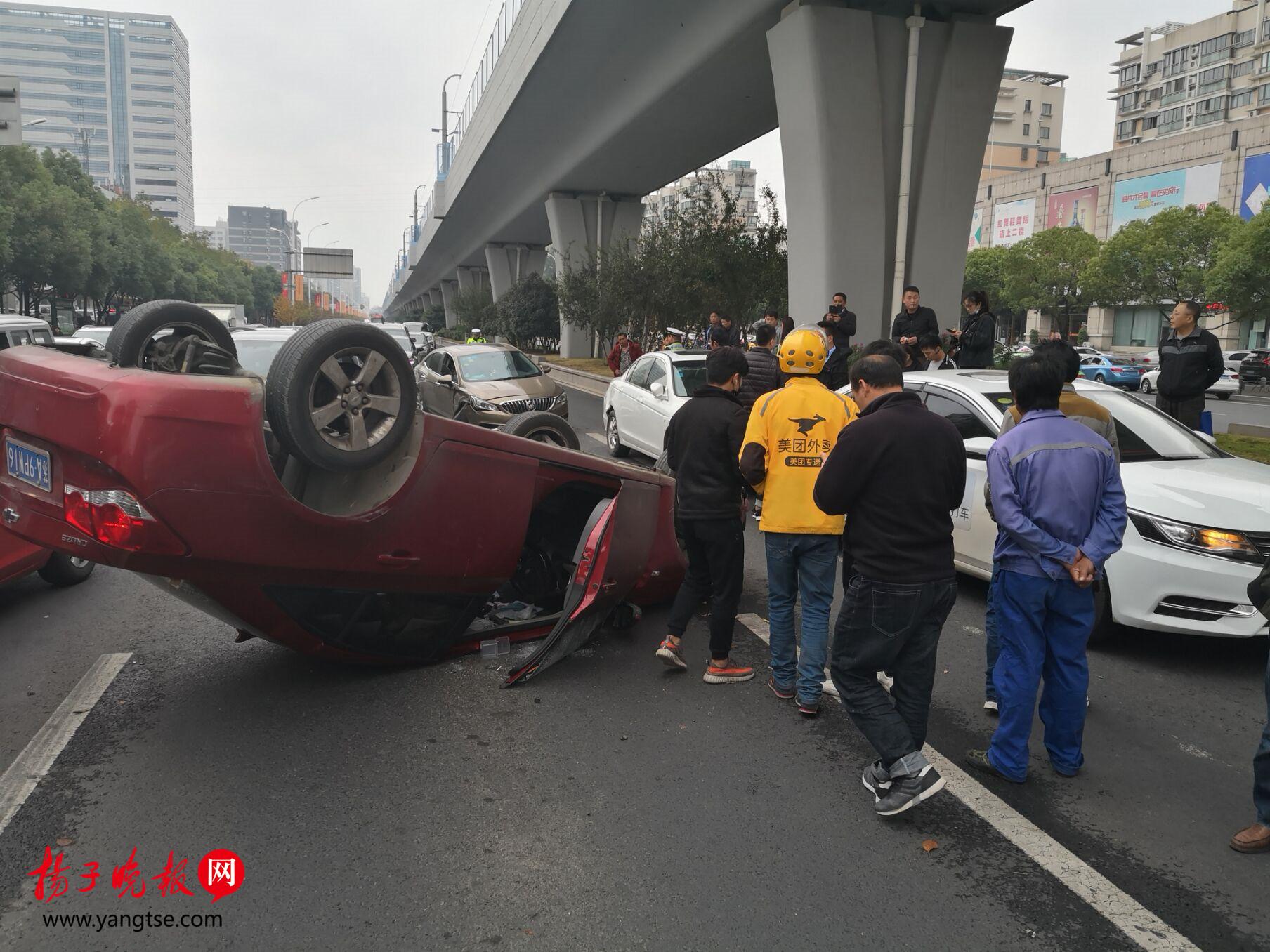 广东广河高速龙门段一客车翻车 已致19人死亡_社会_长沙社区通