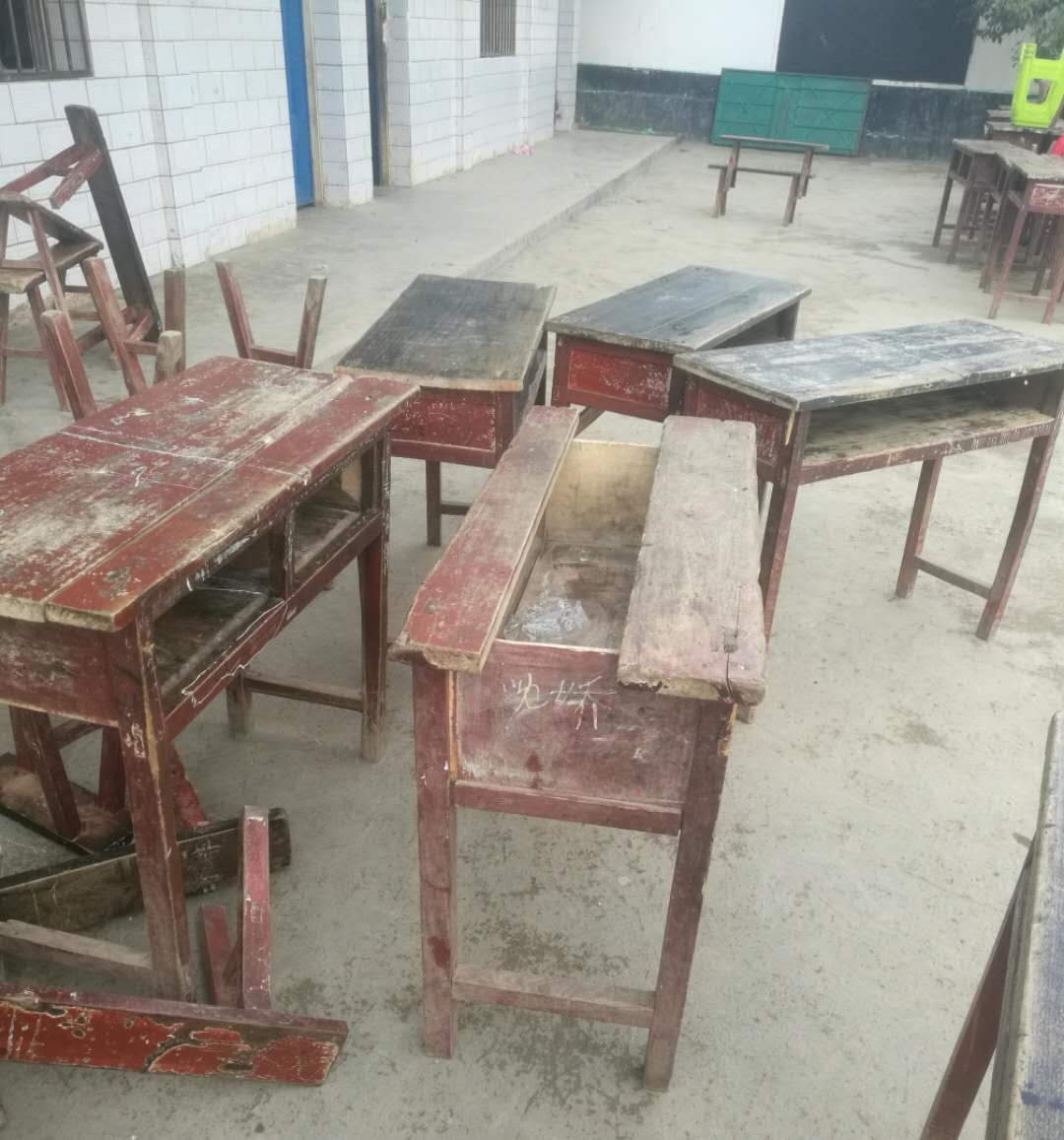 旧课桌椅