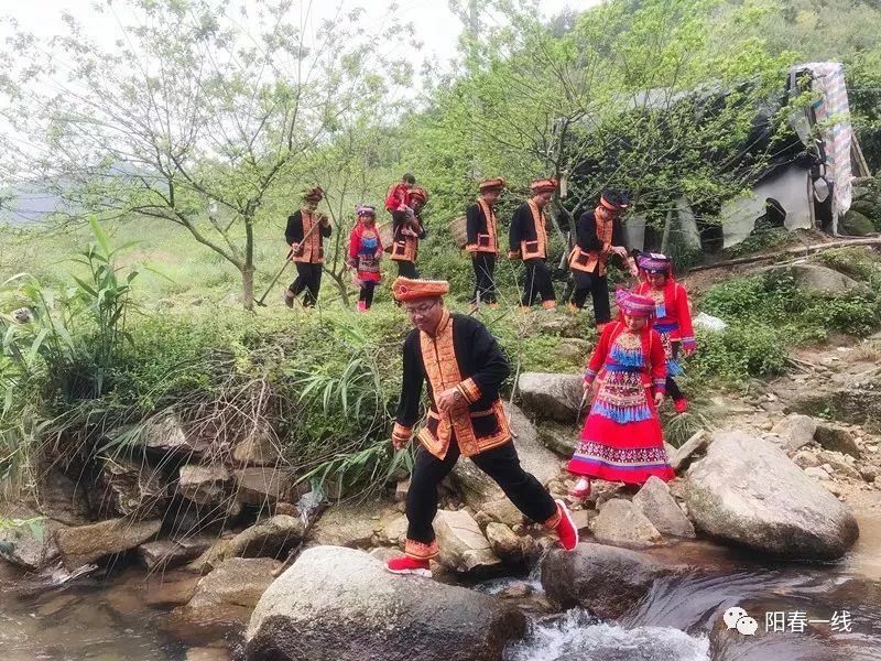 阳春市永宁镇的大山里住着2000多名瑶族同胞,一起来感受他们的生活