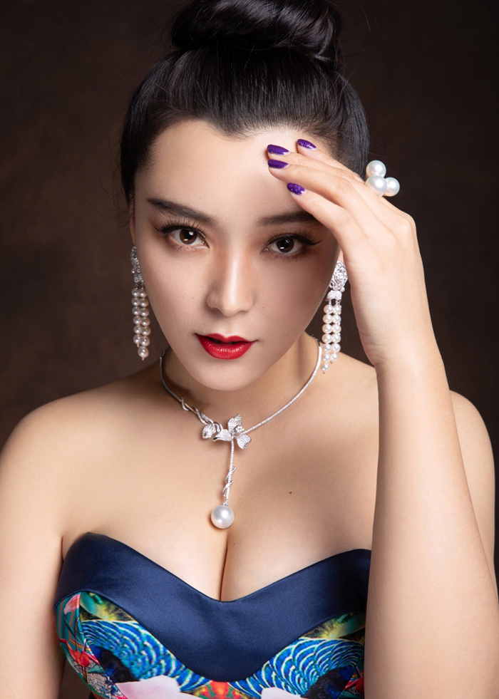 1/ 12 近日,人气与之俱增的青年演员王亚楠在微博曝光了一组珠宝写真