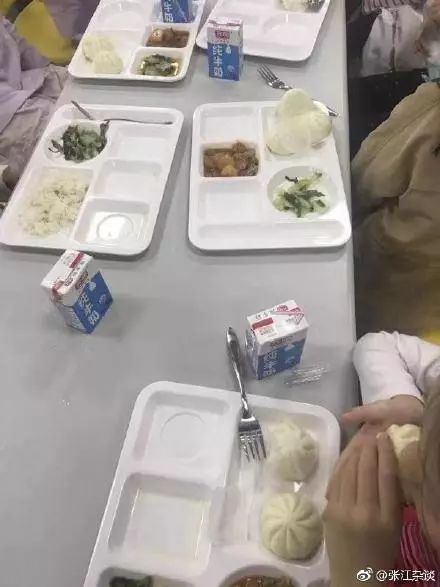 日前,在位于上海张江的上海中芯国际学校 学校食堂给孩子吃变质食品