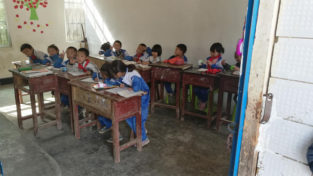 据了解,贵州威宁红石小学地处偏远山区,学校教学条件落后.