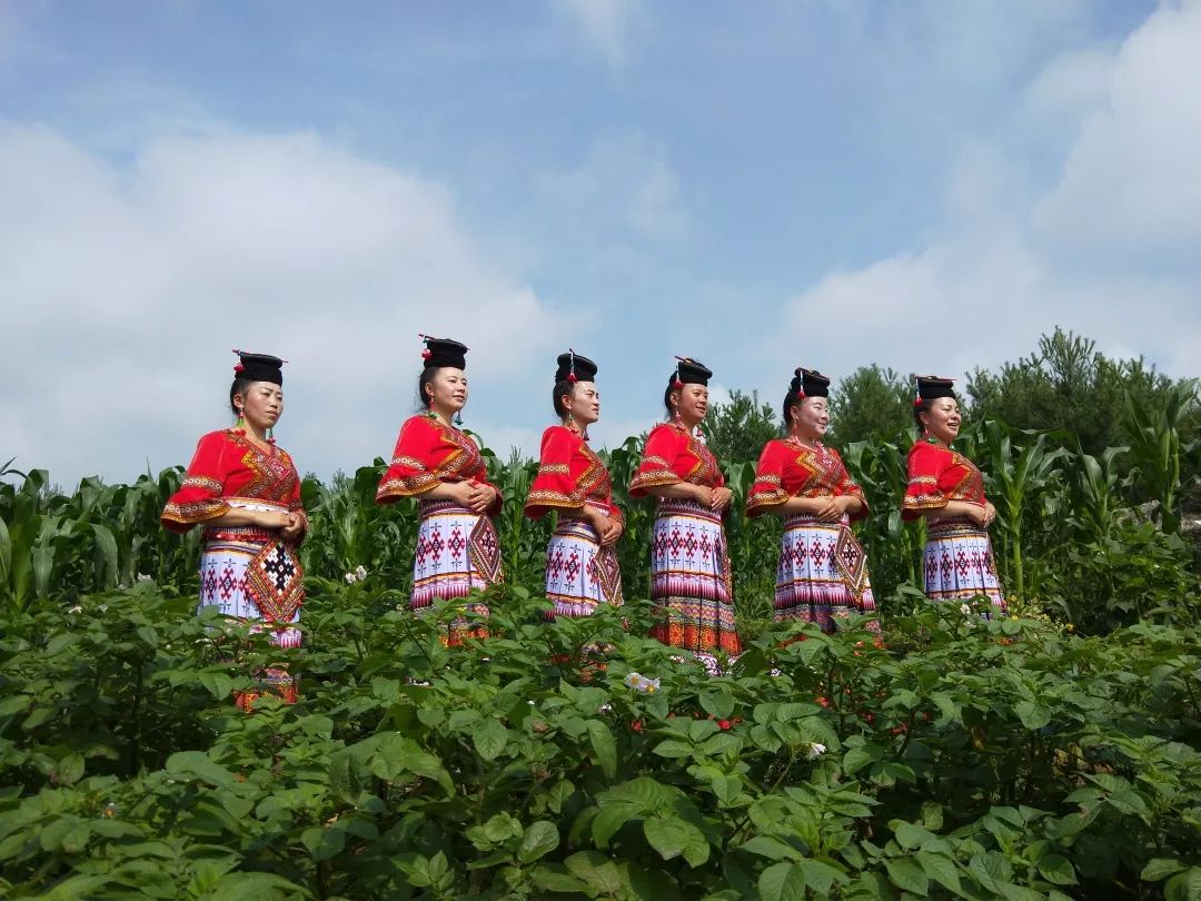 2018年威宁县在一年一度的苗族花山节之际举办苗族民歌歌唱大赛,借此