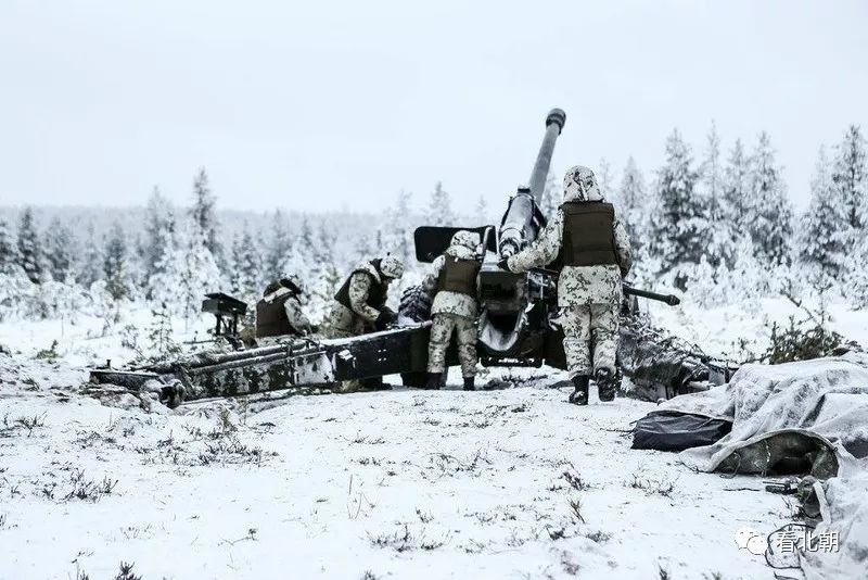 雪地里炮击——芬兰炮兵m46加农炮射击图集
