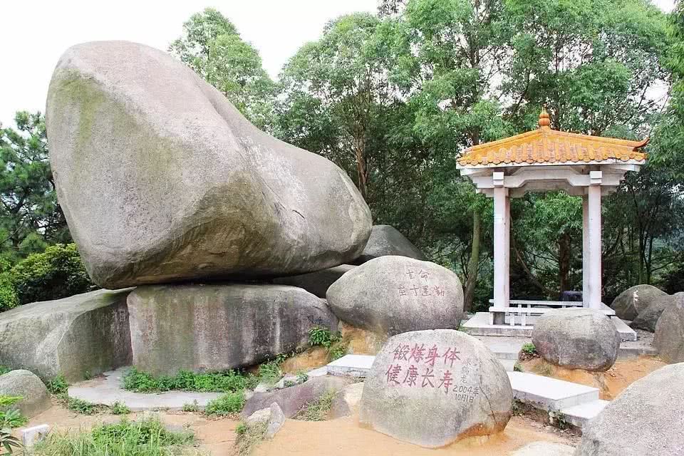 火炉山,因其山上泥土多为红泥土,空中看上去为火红色,所以称火葫芦,又