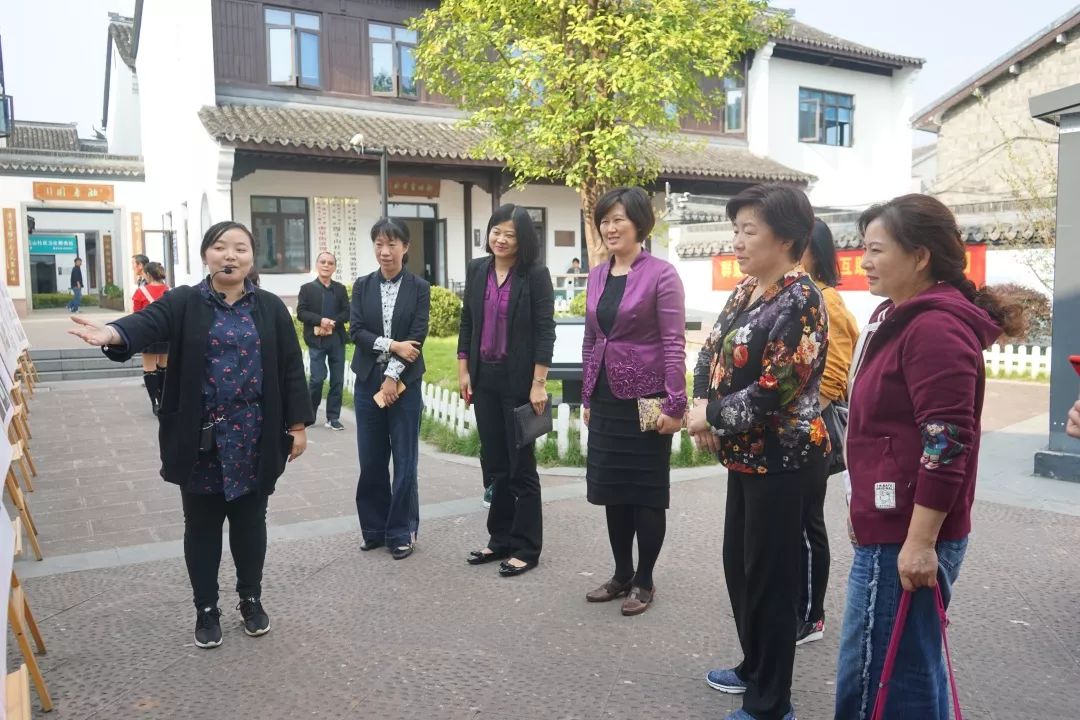 丁立燕副主席和青岛市妇联姐妹一行听取馒头山社区主