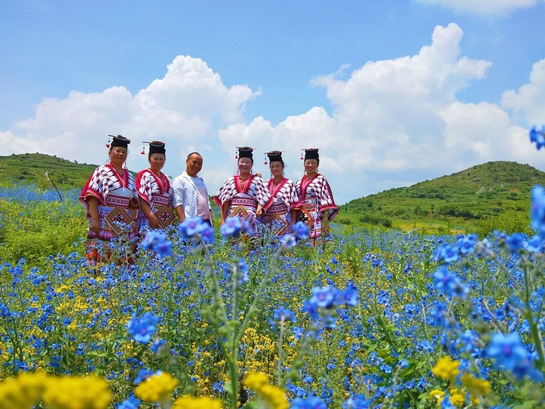 2018年威宁县在一年一度的苗族花山节之际举办苗族民歌歌唱大赛,借此