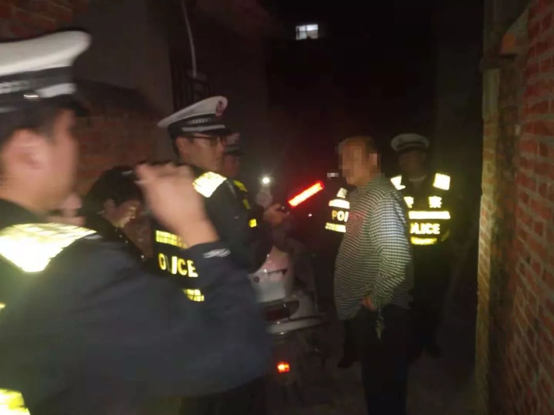 阜南一男子酒驾生怕被抓,车都不要了!然后一头钻进死胡同