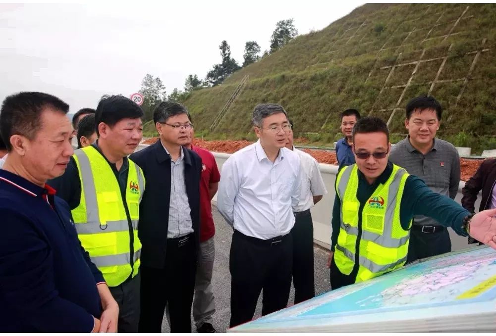 10月23日,连平县委书记俞志锋到隆街镇调研武深高速公路建设有关工作