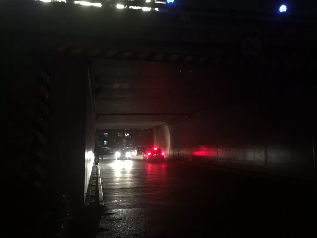 桥洞里一片黑漆漆