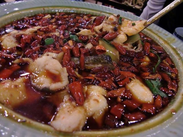 水煮鱼是一道特色的重庆菜肴,属于川菜系,其口味鲜香麻辣,鱼片嫩滑