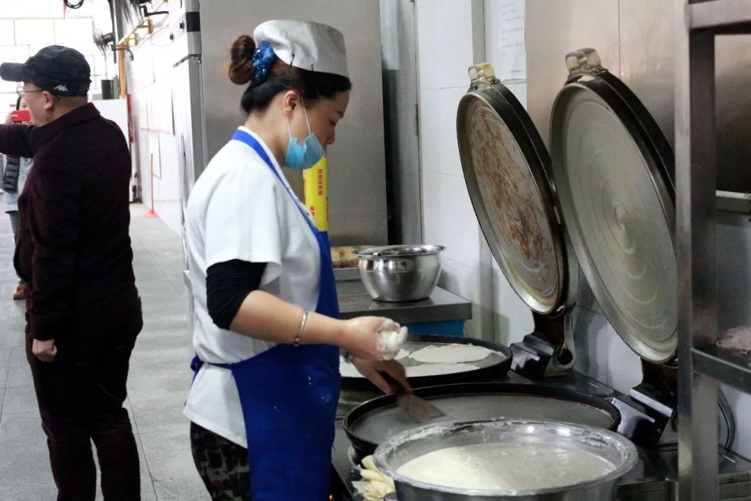 为同学们打饭,盛菜的食堂叔叔阿姨们