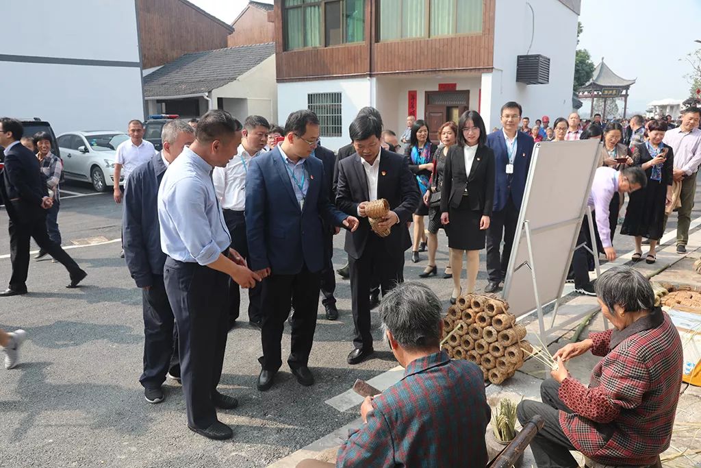 亲切交流景区化建设开展以来,叶家堰村两委班子发扬"顶住压力不怕难