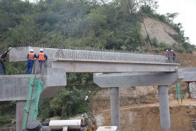 阳安二线铁路五里跨线桥封锁架梁顺利完成