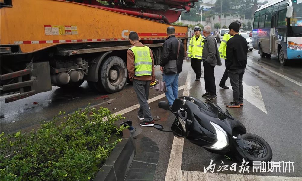 脚盆田附近刚刚发生车祸,一男子腿被压断.