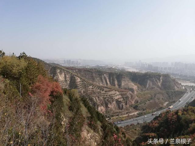 深秋时节五彩斑斓的兰州徐家山宛若天然调色板