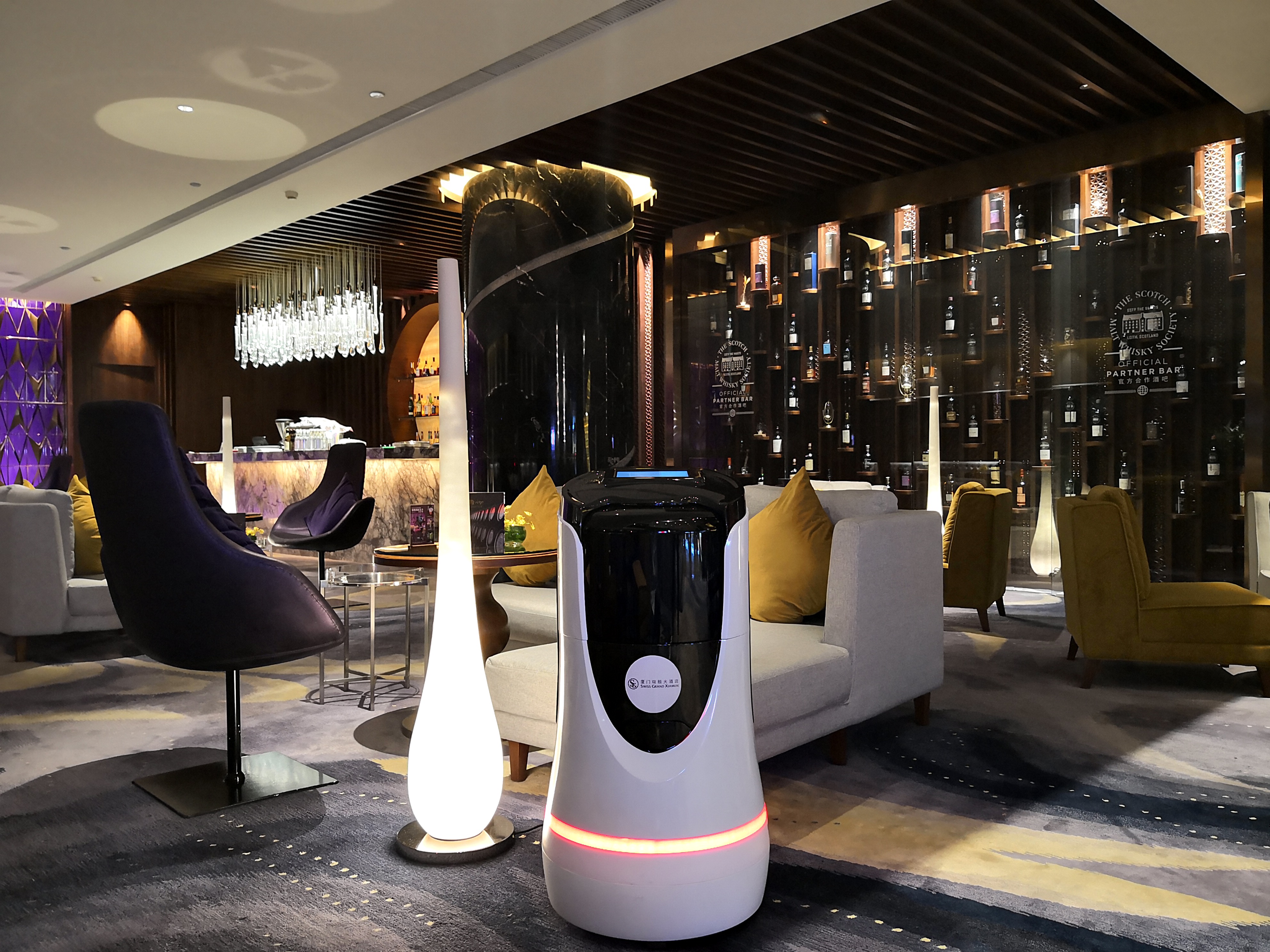 这是我见过最勤劳的酒店智能机器人 不接受反驳
