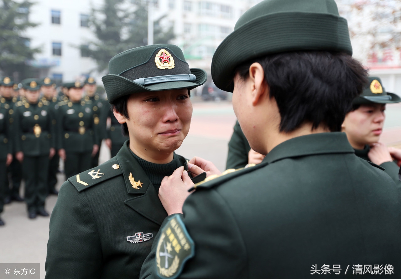 镜头下退伍军人依依不舍10图 紧紧相拥战友情谊深