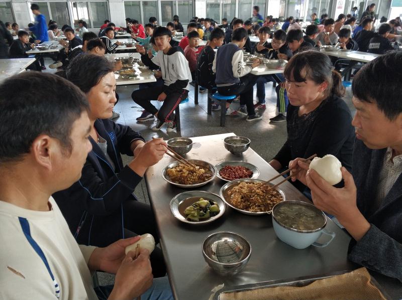 安徽濉溪:"家长走进食堂体验学生就餐"确保食堂饭菜质量